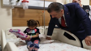 Sağlık Bakanı Koca, Ahlat Devlet Hastanesindeki hastaları ziyaret etti