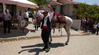 Sahibiyle karşılıklı harmandalı oynayan at şaşkınlığa neden oldu