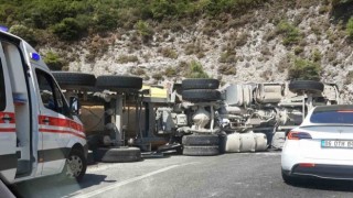Sakarda kamyon devrildi, yol trafiğe kapandı
