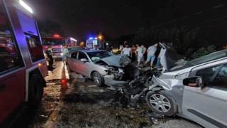 Sakaryada otomobil ile hafif ticari araç kafa kafaya çarpıştı: 5 yaralı