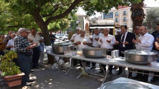 Salihlide şehit ailelerinden aşure hayrı