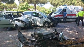 Samsunda 2 otomobil kafa kafaya çarpıştı: 3 yaralı