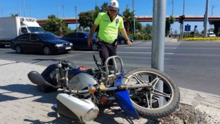 Samsunda otomobil kırmızı ışıkta bekleyen motosiklete çarptı: 1 yaralı