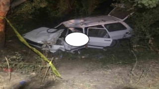 Şarampole girip ağaca çarpan otomobilde 2 kişi öldü, 1 kişi yaralandı