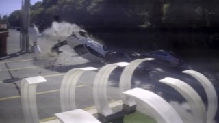 Sarıyerde feci kaza kamerada: Bowling heykeline çarpıp takla attı