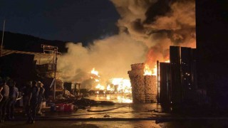 Sarıyerde geri dönüşüm deposu alev alev yandı