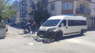 Servis aracının altına giren motosikletin sürücüsü yaralandı