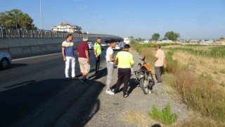 Servis otobüsünün önünden geçti, motosikletin altında kalarak yaralandı