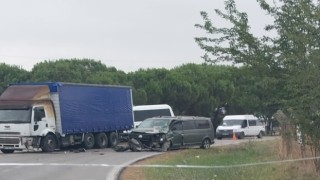 Seyir halindeki tıra arkadan çarpan otomobilin sürücüsü yaralandı