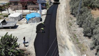 Sıcak altında Hatayda depremin yıktığı yollar asfaltlanıyor