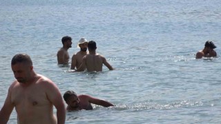 Sıcak havadan bunalanlar serinlemek için Van Gölüne girdi