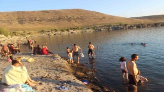 Sıcaklardan bunalan vatandaşlar Acıgölde serinledi