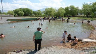 Sıcaktan bunalan çocuklar havuzda serinledi