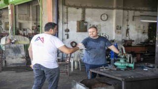Sıcaktan bunalan emekçiler, buz gibi limonatayla serinledi