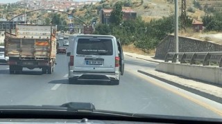 Sıcaktan bunalan vatandaş, otomobilinin kapısını açarak seyahat etti