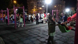 Sıcaktan bunalan vatandaşlar akşam parklara akın etti