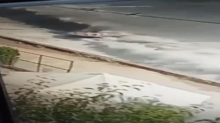 Şiddetli rüzgar denizi taşırdı, teknede yakalanan iki kişi alabora oldu
