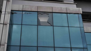 Şiddetli rüzgâr sonucunda patlayan camın küçük parçaları vatandaşların kafasına düştü