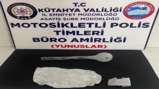 Sigortası ve muayenesi olmayan plakasız motosikletin üzerindeki 2 kişide uyuşturucu bulundu