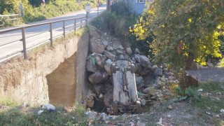 Sinopta otomobil dereye uçtu: 1i bebek 4 yaralı