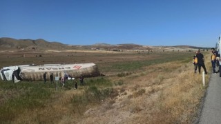 Sivasta devrilen tırın sürücüsü yaralandı