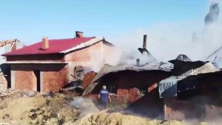 Sivasta köyde çıkan yangında iki ev kullanılamaz hale geldi