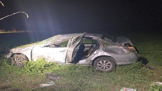 Sivasta takla atan otomobil tarlaya uçtu: 1i ağır 3 yaralı