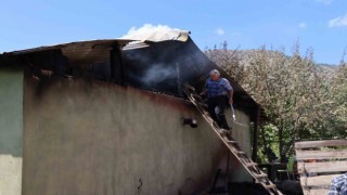 Sobadan çıkan yangında bir ev kül oldu