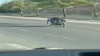 Motosikletli gencin trafikte yaptığı hareketler yürekleri ağza getirdi