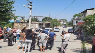 Su kesintisi yaşayan mahalleli yol kapattı