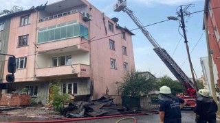 Sultanbeylide 3 katlı binanın çatısı alevlere teslim oldu