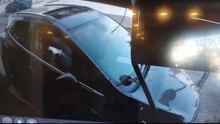 Sultanbeylide kontrolden çıkan otomobilin dükkana daldığı anlar kamerada