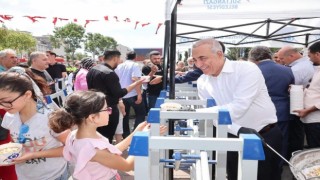 Sultangazide cuma namazı çıkışında vatandaşlara aşure ikramı