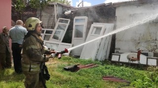 Sultangazide elektrik direğinden kopan kablo gecekonduyu küle çevirdi