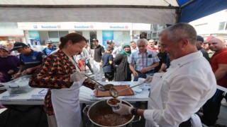 Tahmazoğlu, vatandaşlara aşure ikramında bulundu