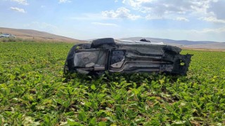 Takla atıp tarım arazisine giren otomobilde 2 kişi yaralandı