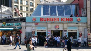 Taksimde Burger King çalışanlarından cüzdanını unutan müşteriye meydan dayağı