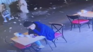 Taksimde dehşet anları kamerada: Binadan kopan taşlar ailenin üstüne düştü