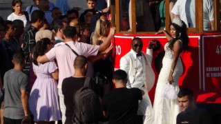 Taksimde düğün fotoğrafı çektiren yabancı çiftler ilgi odağı oldu