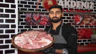Tam 3 saat fırında pişiyor, vatandaşlar yemek için bir gün önceden sipariş veriyor