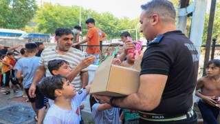 Tarihi Anzele suyunda yüzen çocuklara Diyarbakır polisinden dondurma ikramı