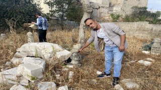 Tarihi caminin minaresi tarihi mezarların üzerine yıkıldı