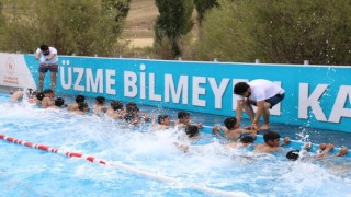 Taşlıçayda portatif havuzla yüzme eğitimi