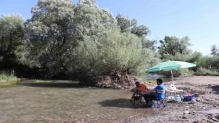 Tatile gidemeyenler akın ediyorlar, eşsiz doğası ve serin suyuyla ferahlıyorlar