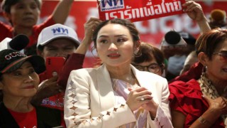 Tayland'da 15 yıl sonra ülkesine dönen eski başbakan Thaksin, karakola götürüldü