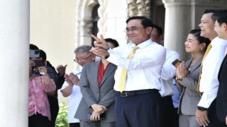 Taylandlı darbe lideri Prayut Chan-o-cha hükümet konağına veda etti
