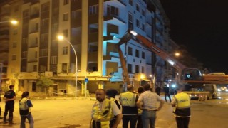 Tehlike saçan ağır hasarlı bina kontrollü bir şekilde yıkıldı
