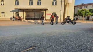 Telefonda tartıştığı arkadaşını cami önünde vurdu