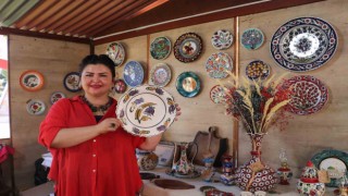 Tescilli yazma desenlerini bin yıllık sanata aktardı