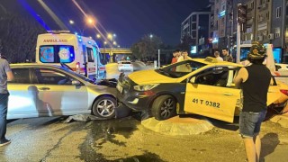 Ticari taksi ile otomobil çarpıştı: 3 yaralı